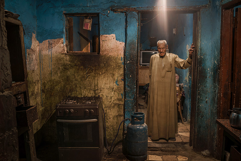 Nécropole du Caire : Maison d’un tourabi dans la partie nord menacée de destruction. Mohamed Bassyouny vit depuis cinquante ans à Al-Arafat. Cet ancien fermier dit avoir enterré plusieurs milliers de personnes au cours de sa carrière de fossoyeur. Il apprend désormais le métier à ses deux fils.