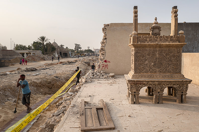 Nécropole du Caire : Vue sur le chantier d’agrandissement de la voirie en cours. Les ouvriers travaillent de jour comme de nuit.