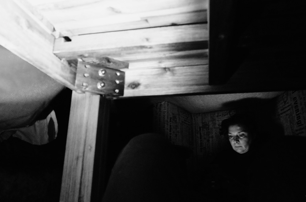 Premier jour de guerre. Je suis sous la table, je photographie ma mère - First day of-war I'm under the table, on photo my mother