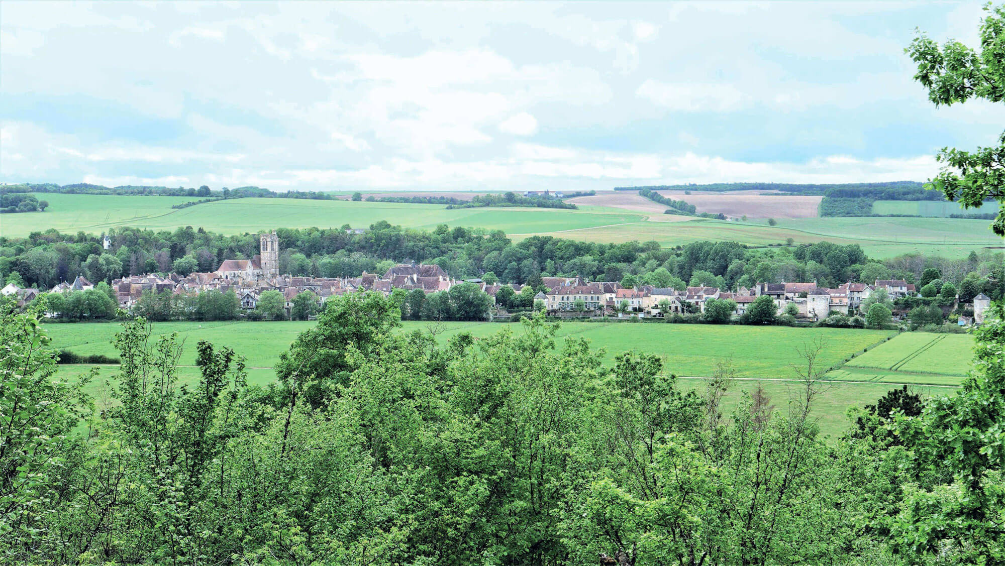 Noyers, dans l’Yonne, un trou de verdure où chante une rivière.
