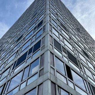 La tour Mouchotte vue d’en bas, arête de verre et d’aluminium