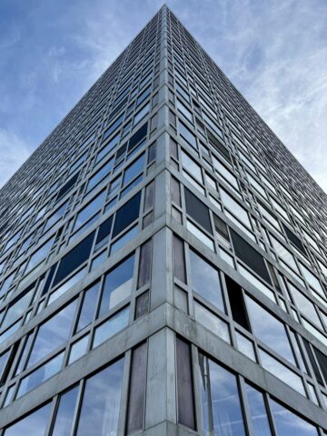 La tour Mouchotte vue d’en bas, arête de verre et d’aluminium